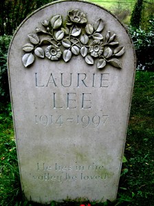 "LaurieLeeHeadstone" by Jongleur100 - Source: Wikipedia